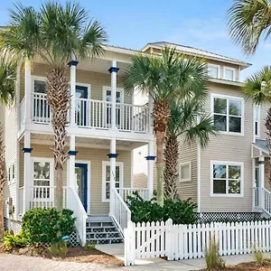 Holiday home 3-story Retreat Home, Walk To Beach, Gulf Views, Free Wifi! Destin